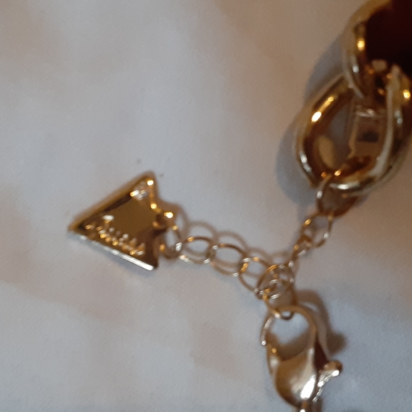 Guess red velvet and gold tone charm bracelet - Picture 4 of 9